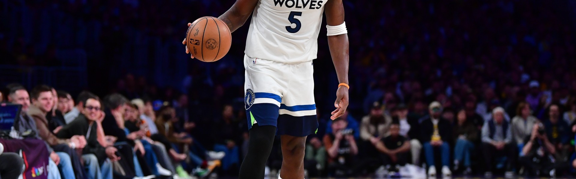 天博体育-Scotto：爱德华兹已获准恢复场上篮球训练活动 明日继续缺战活塞